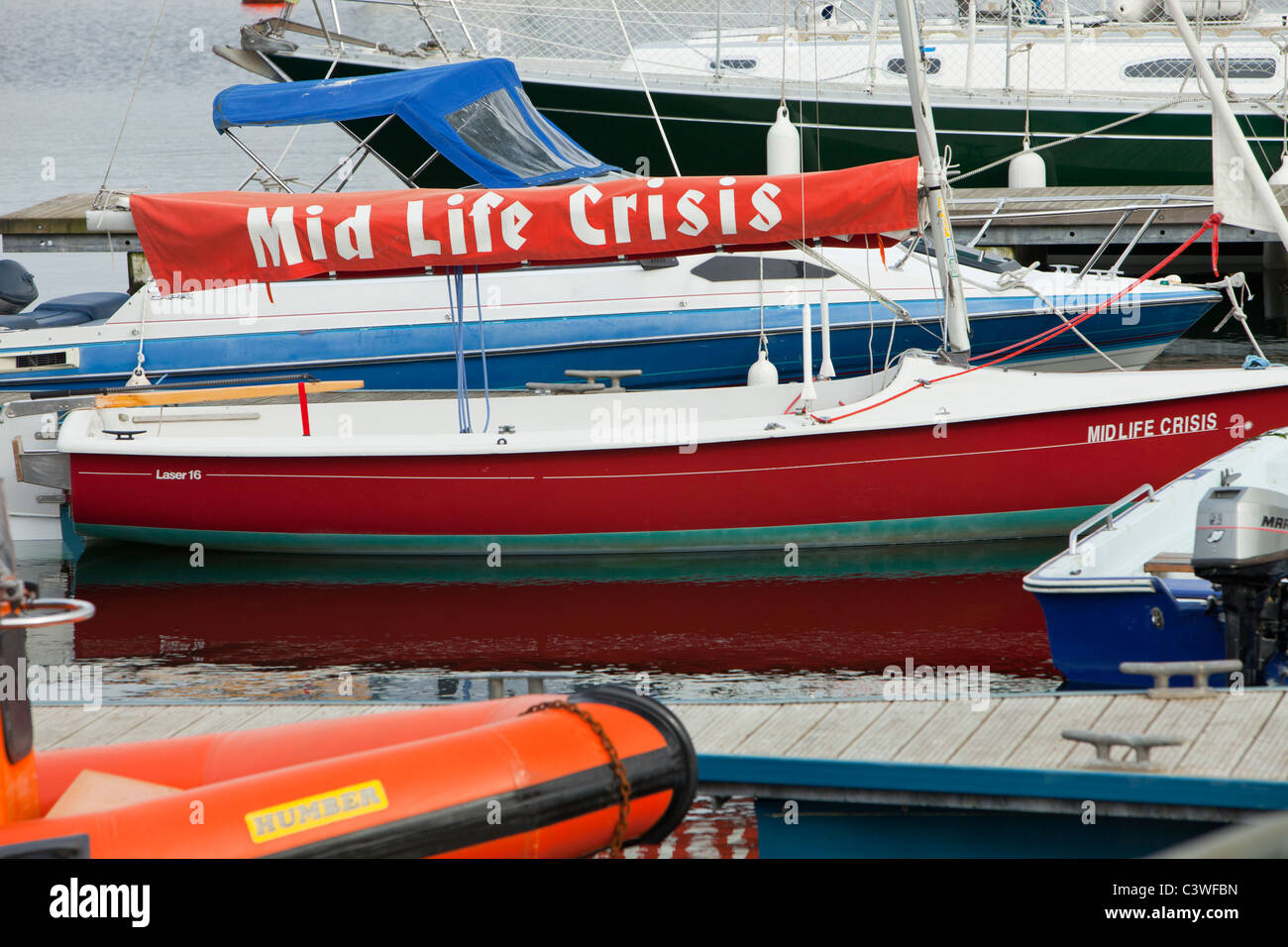 Un yacht amarré dans le port de Tayvallich sur Loch Sween près de Lochgilphead en Ecosse, Royaume-Uni, avec un nom humoristique Banque D'Images