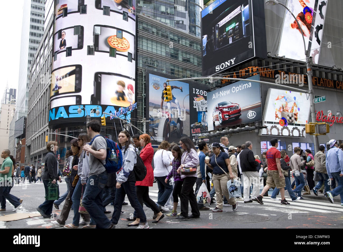 Entre les panneaux d'irrésistible et l'attaque des personnes Times Square est un carnaval dans la ville de New York Banque D'Images Entre les panneaux d'irrésistible et l'attaque des personnes Times Square est un carnaval dans la ville de New York Banque D'Images