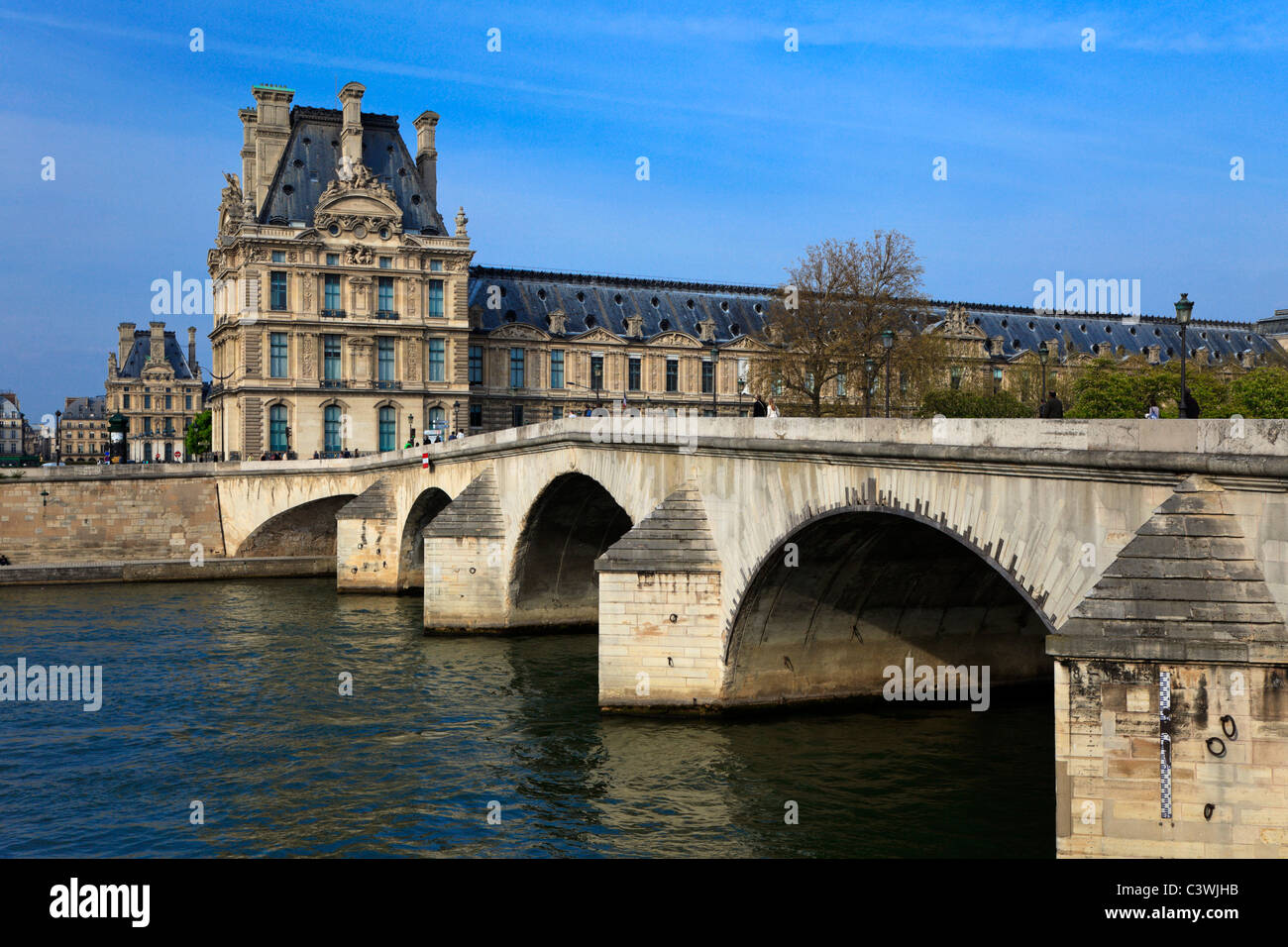 Vue sur le Louvre et le Pont Royal en Seine, Paris, France Banque D'Images