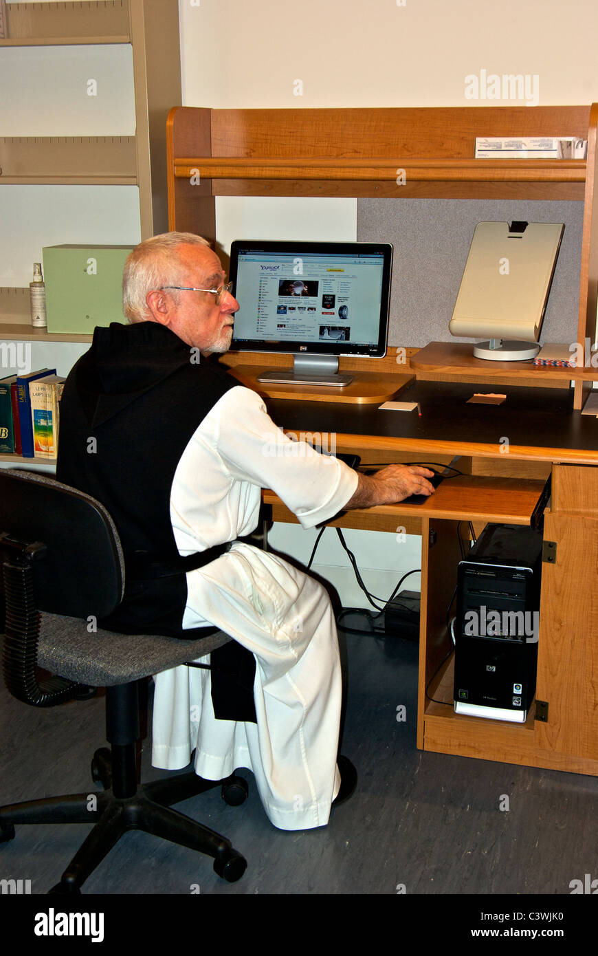 Frère d'un moine trappiste à l'aide d'un ordinateur à l'Abbaye Val Notre-Dame Québec Lanaudière monastère Banque D'Images