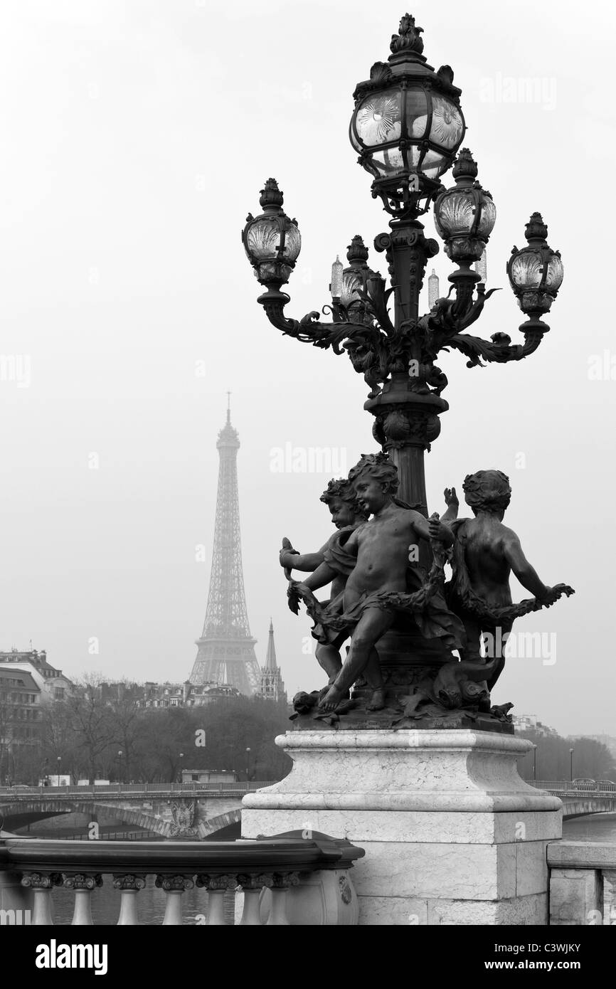 Lanterne de la rue sur le Pont Alexandre III contre la tour Eiffel à Paris, France. Banque D'Images