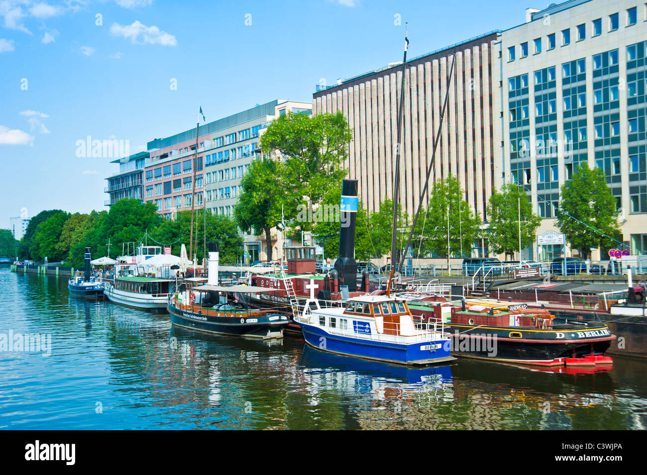 Les navires amarrés devant le musée des façades à port historique, port de la rivière Spree, Berlin, Allemagne Banque D'Images