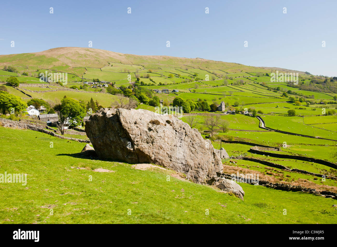 Un énorme rocher dans un champ de Kentmere, Lake District, UK. Banque D'Images