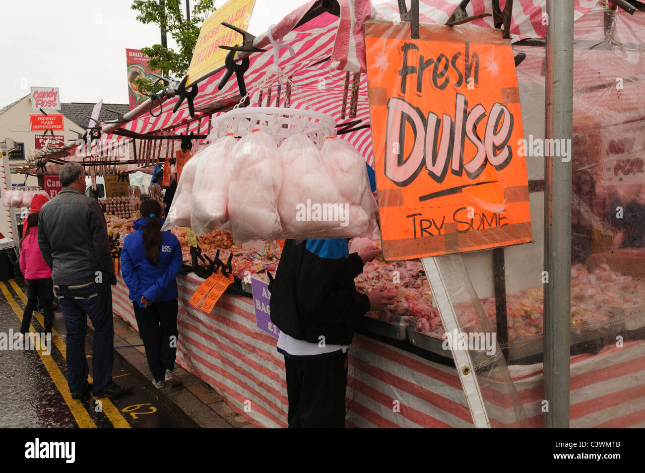 Échoppe de marché à une ville traditionnelle de l'Irlande du Nord, juste la vente locale d'algues Dulse Banque D'Images