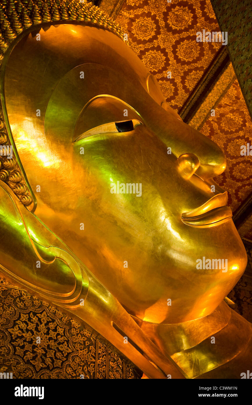 Le Bouddha couché du Wat Pho temple, Bangkok, Thaïlande Banque D'Images
