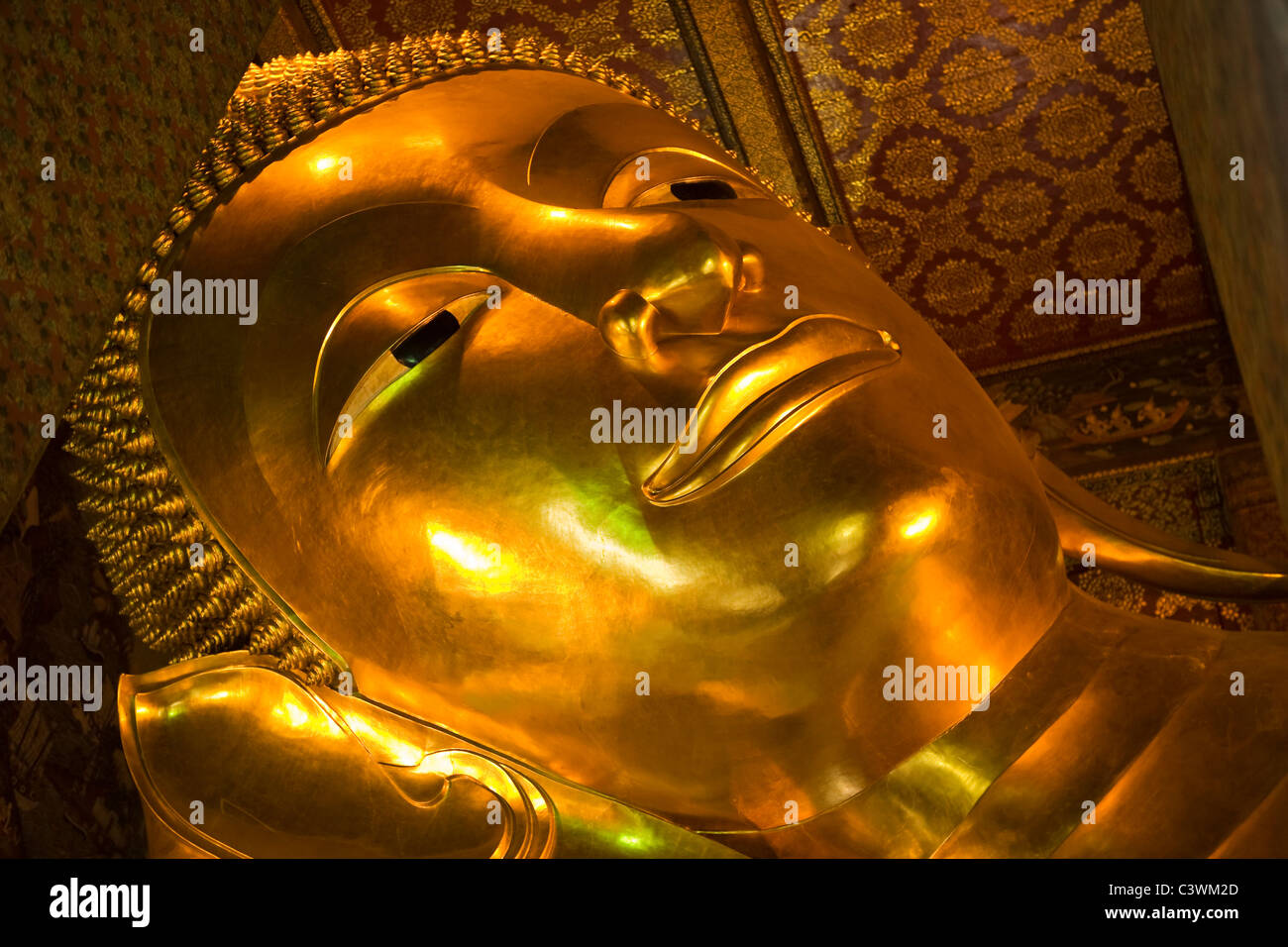 Le Bouddha couché du Wat Pho temple, Bangkok, Thaïlande Banque D'Images