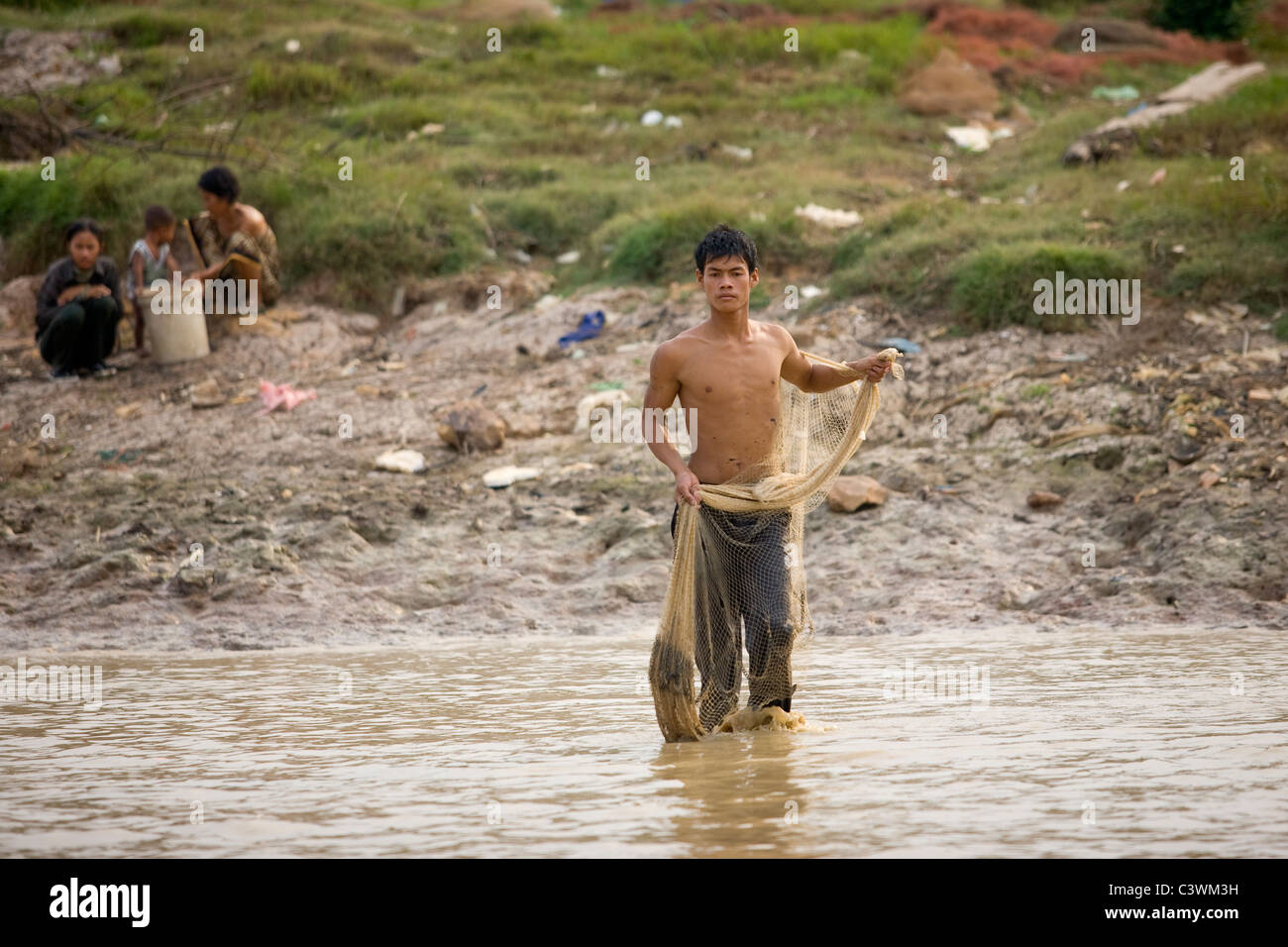 Homme cambodgien de la pêche dans le lac Tonle Sap, au sud de Siem Reap, Cambodge Banque D'Images