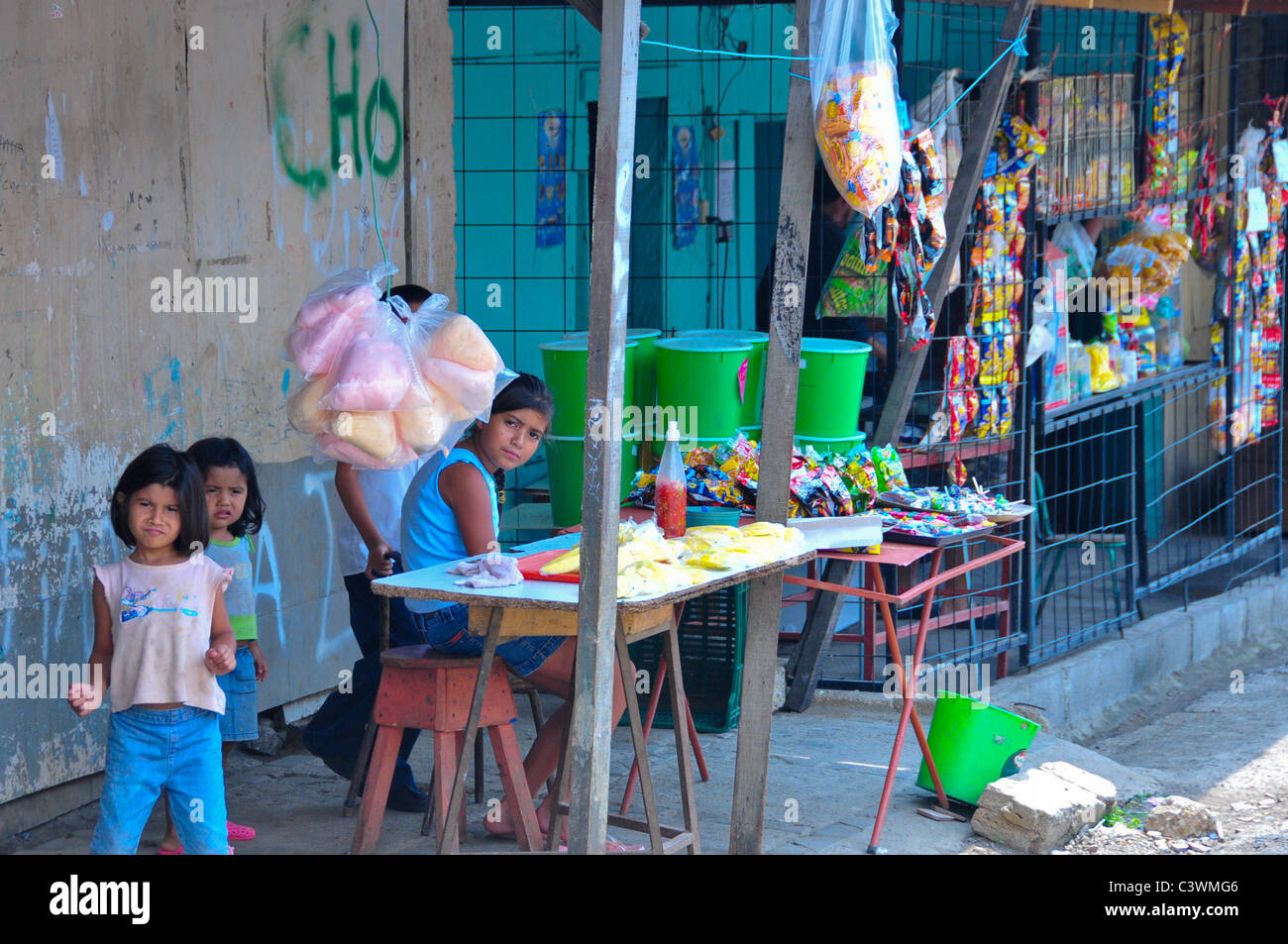 Les vendeurs d'enfants dans le quartier pauvre de La Carpio San José Costa Rica Banque D'Images