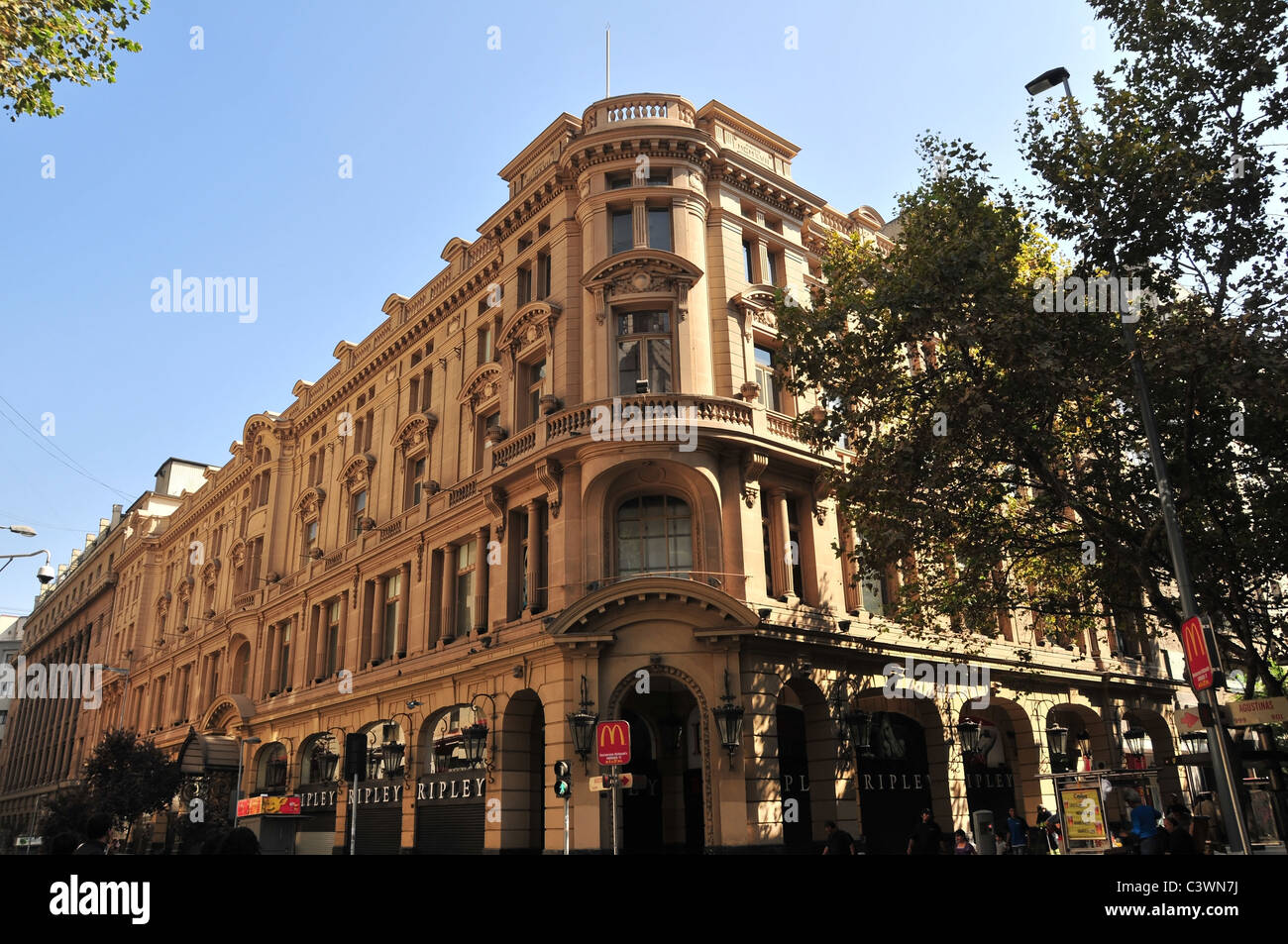 Ciel bleu Voir de 4 étages de style néo-classique de chaîne de magasins Ripley, angle Agustinas Paseo Ahumada, Centro, Santiago, Chili Banque D'Images