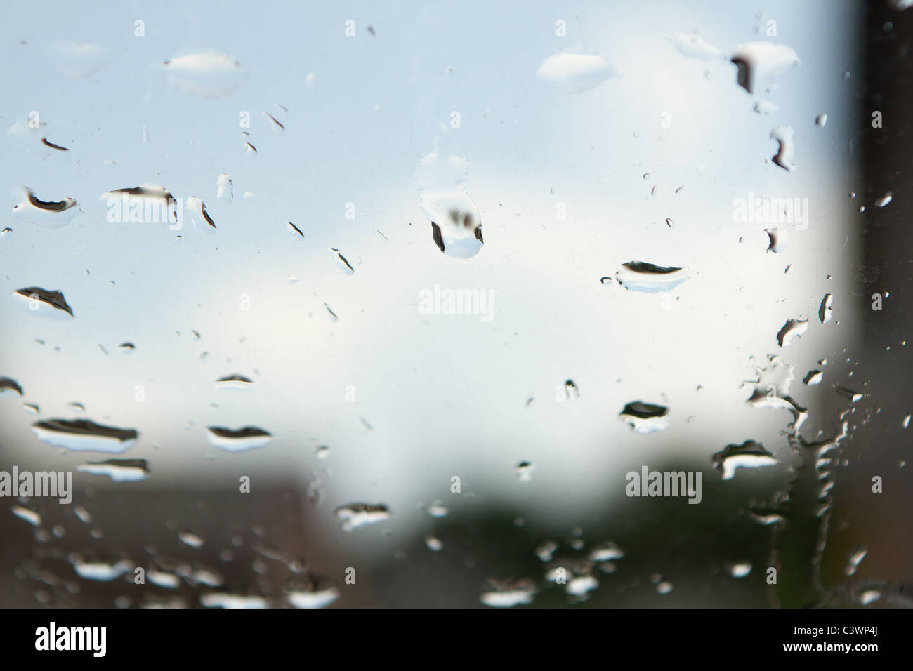 Gouttes de pluie sur la fenêtre et ciel brouillé et chambre à l'arrière-plan Banque D'Images