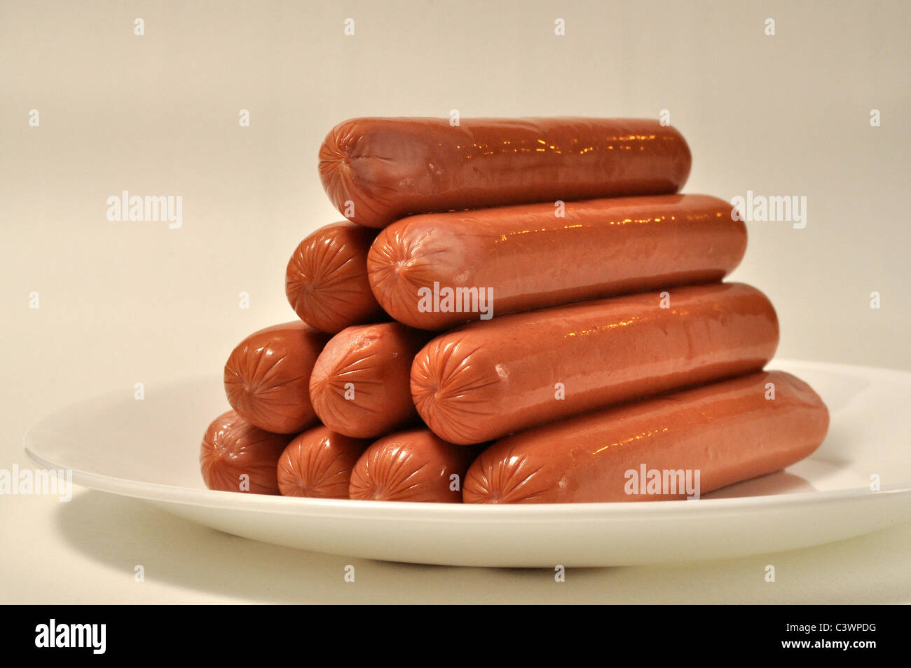 Une pile de hot dog sur une plaque blanche Banque D'Images