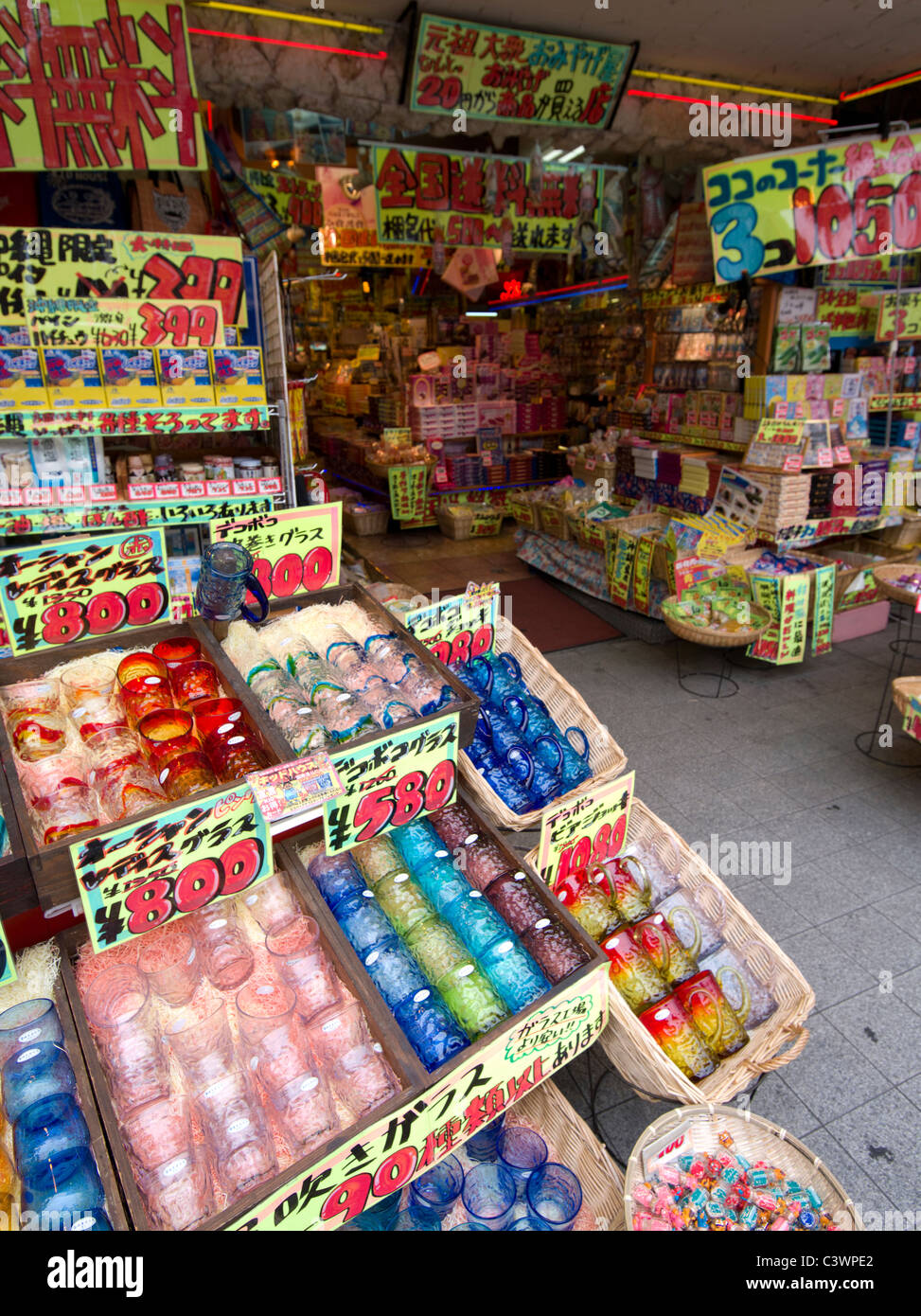 Souvenirs, y compris verre Ryukyu, en vente sur Kokusai Street, Naha, Okinawa Banque D'Images