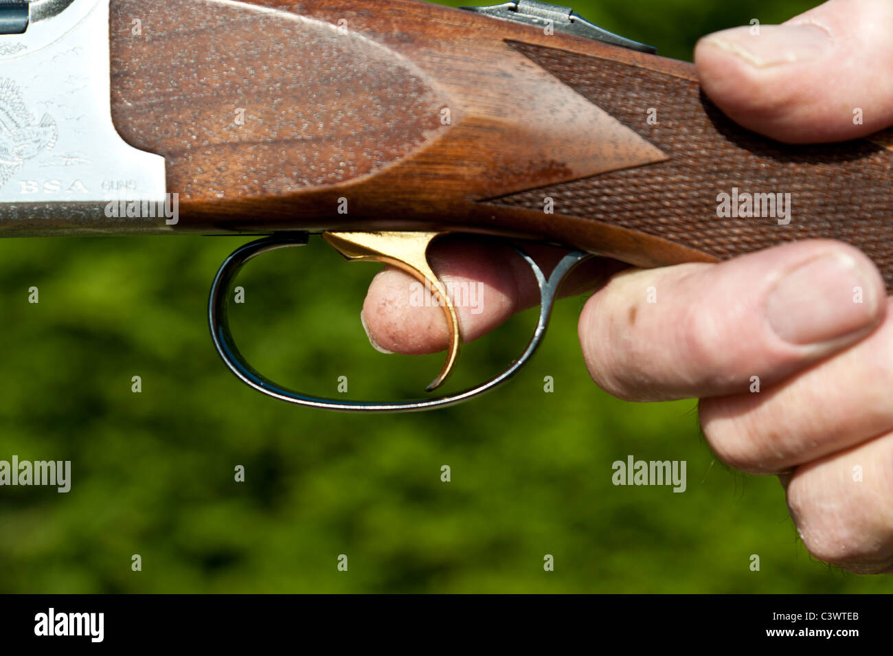 Close up of mans doigt sur la détente d'un fusil à canon double.format paysage.copier l'espace. Banque D'Images