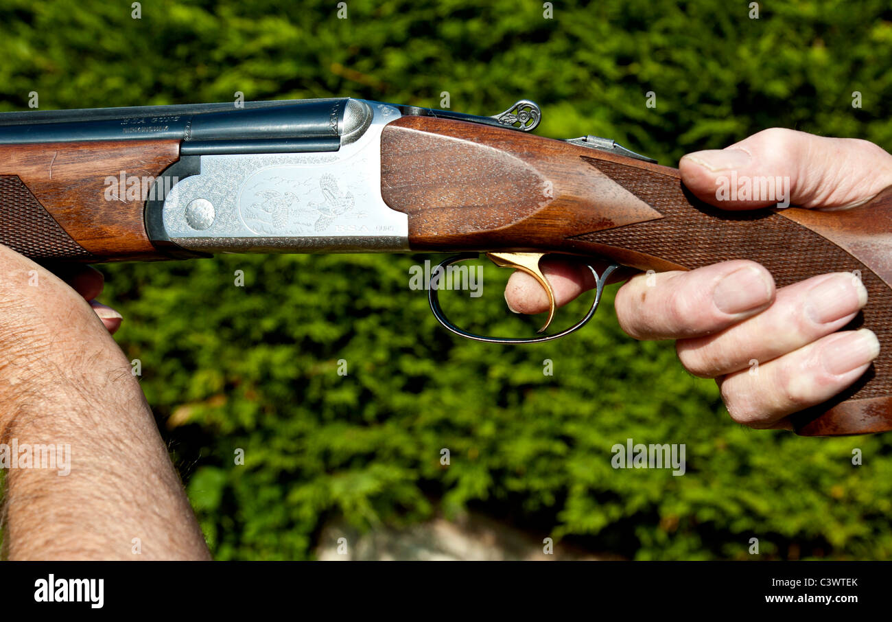 Homme tenant un fusil de chasse avec le doigt sur la détente.format paysage.copier l'espace. Banque D'Images