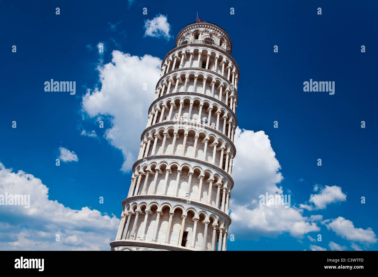 La célèbre Tour Penchée position dehors le ciel bleu, Pise, Toscane, Italie Banque D'Images