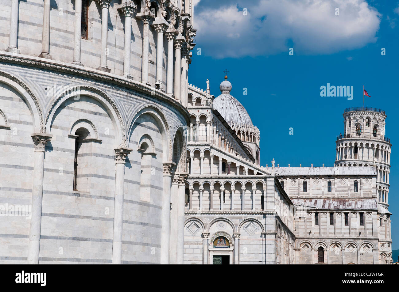Vue sur le Baptistère, la cathédrale et la Tour de Pise, la Piazza del Duomo (Place de la cathédrale), Pise, Toscane, Italie Banque D'Images