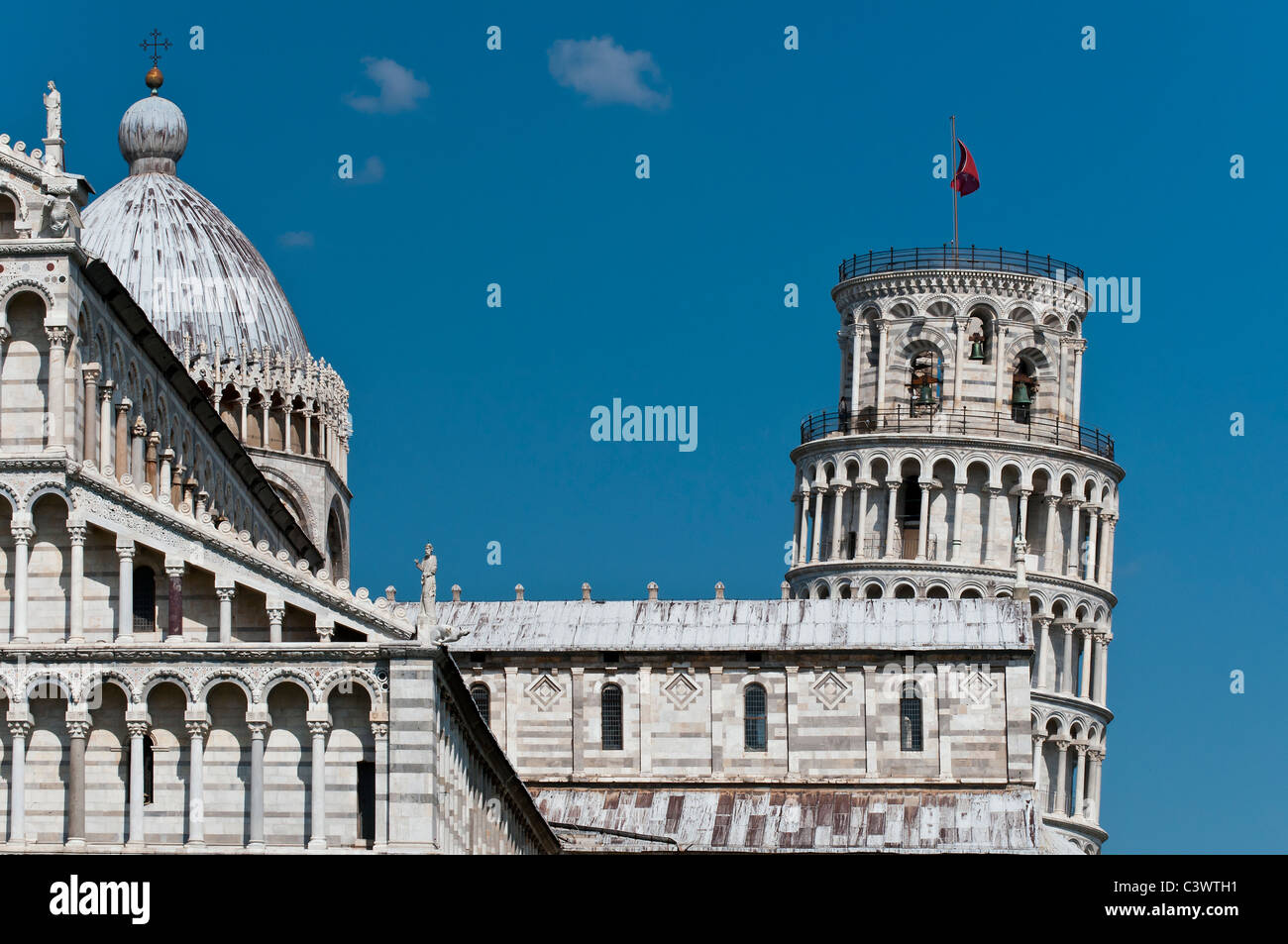 Vue sur la cathédrale et la Tour de Pise, la Piazza del Duomo (Place de la cathédrale), Pise, Toscane, Italie Banque D'Images