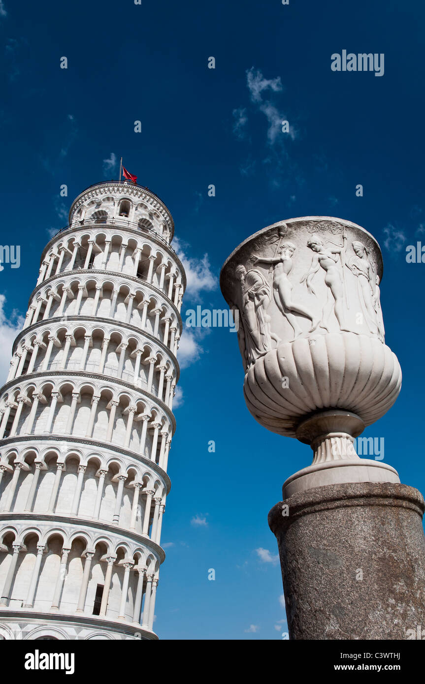 La célèbre Tour Penchée se détachant sur le ciel bleu, Pise, Toscane, Italie Banque D'Images