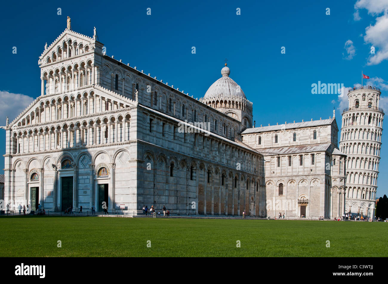 Vue panoramique sur la cathédrale et la Tour de Pise, la Piazza del Duomo (Place de la cathédrale), Pise, Toscane, Italie Banque D'Images