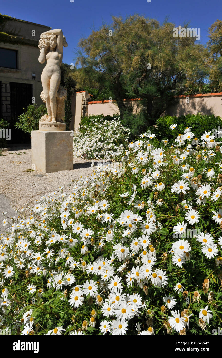 Statue représentant une déesse du vin, le musée des vins et spiritueux, l'île de Bendor, Bandol, France Banque D'Images Statue représentant une déesse du vin, le musée des vins et spiritueux, l'île de Bendor, Bandol, France Banque D'Images