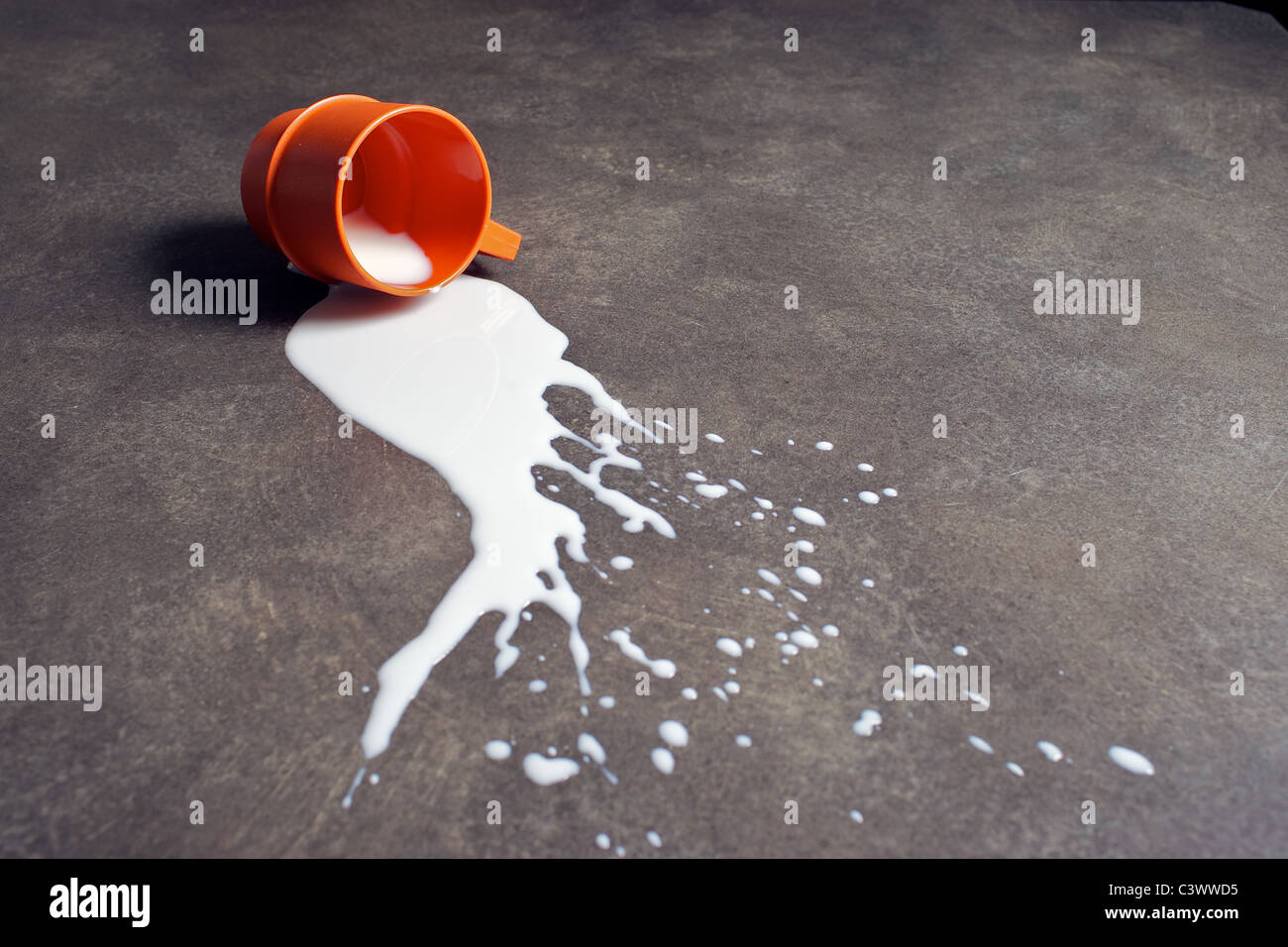 Lait renversé sur le comptoir Banque D'Images