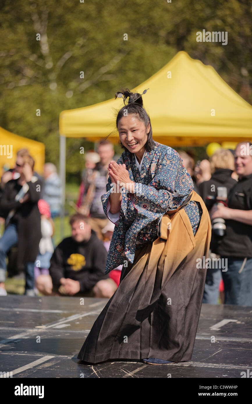 Dancer in célébrations hanami Banque D'Images