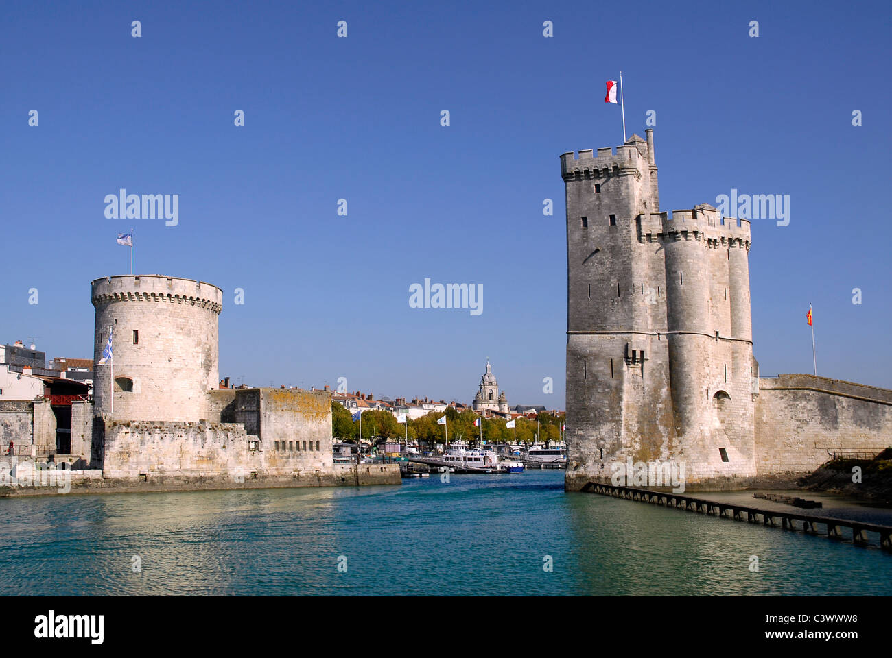 Hall d'entrée du port de La Rochelle en France,tour de la chaine sur la gauche, la tour Saint Nicolas à droite. Banque D'Images