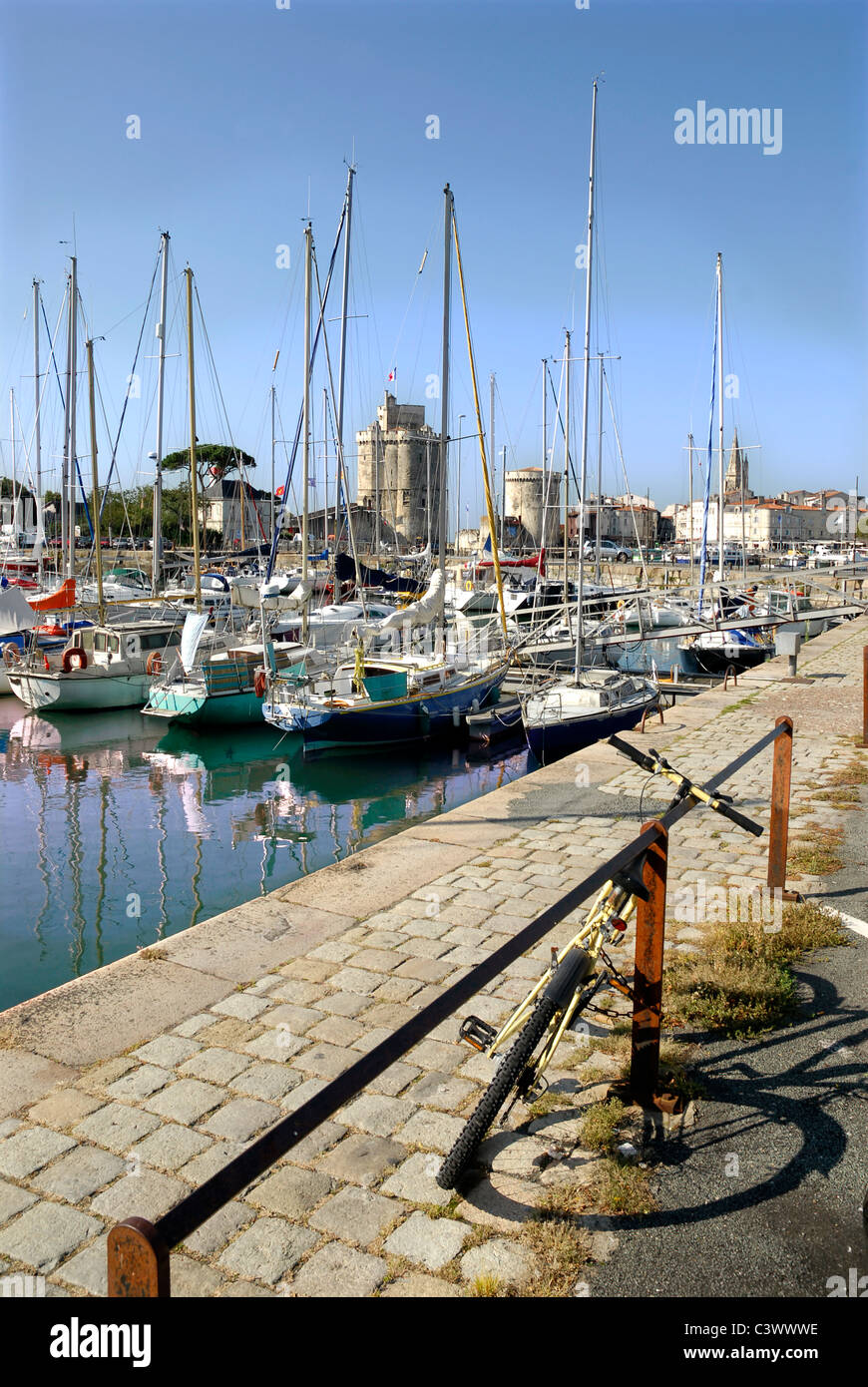 Port de La Rochelle en France avec un vélo à l'avant-plan, Région Poitou Charentes, Charente Maritime Banque D'Images