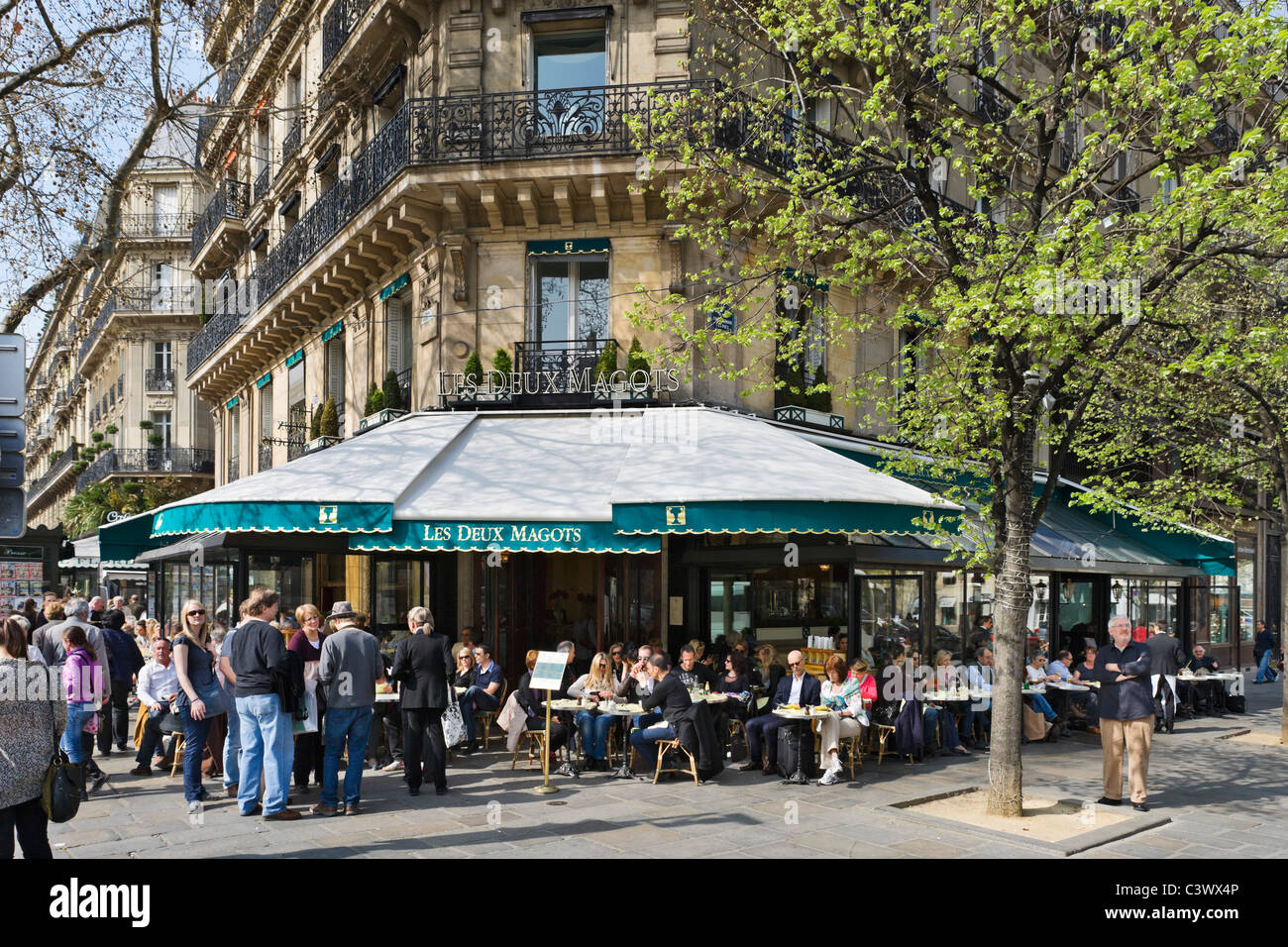 Les Deux Magots café sur la Place St Germain des Prés, Paris, France Banque D'Images