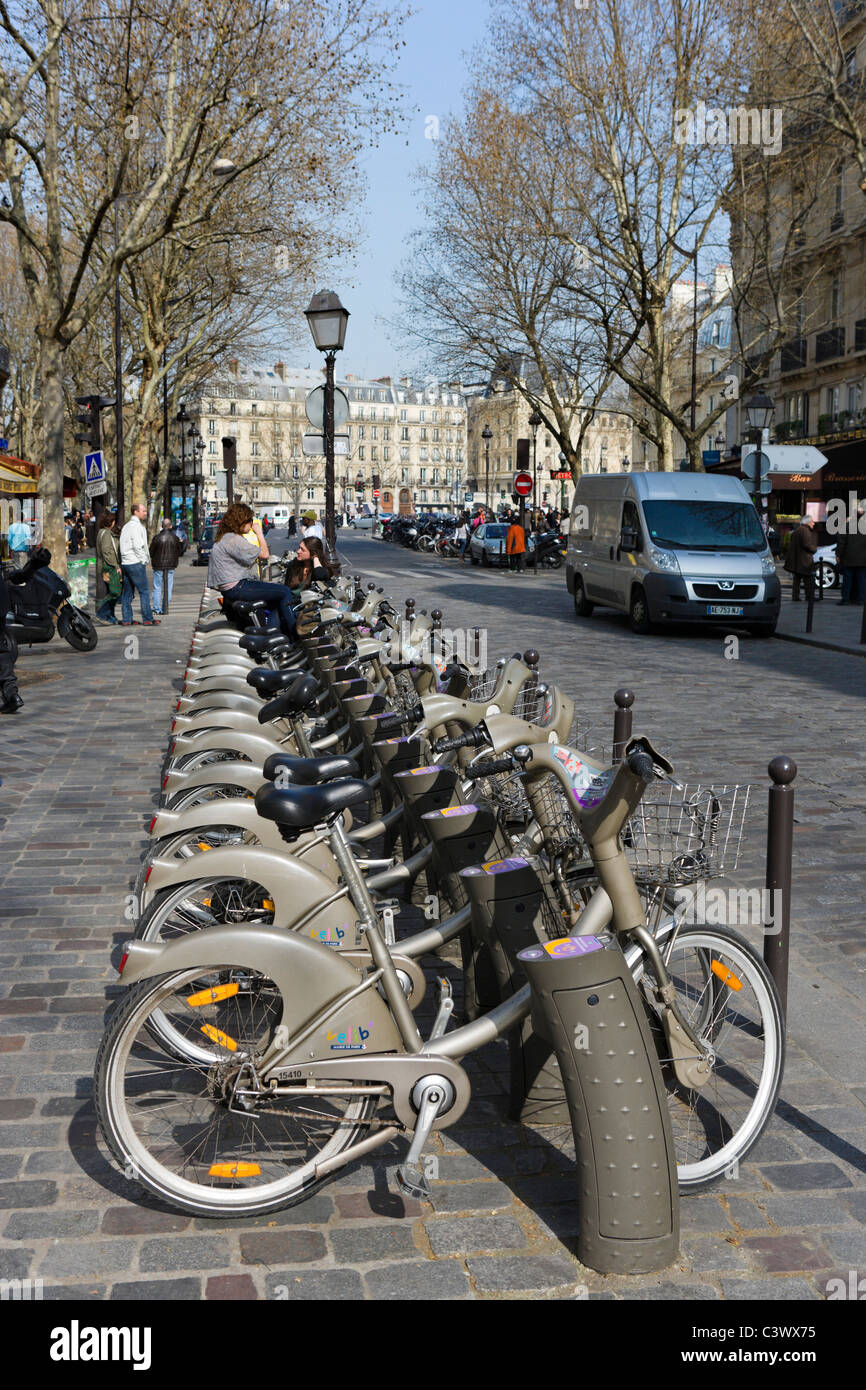 Station Velib partage des vélos sur place St Michel, Quartier Latin, Paris, France Banque D'Images