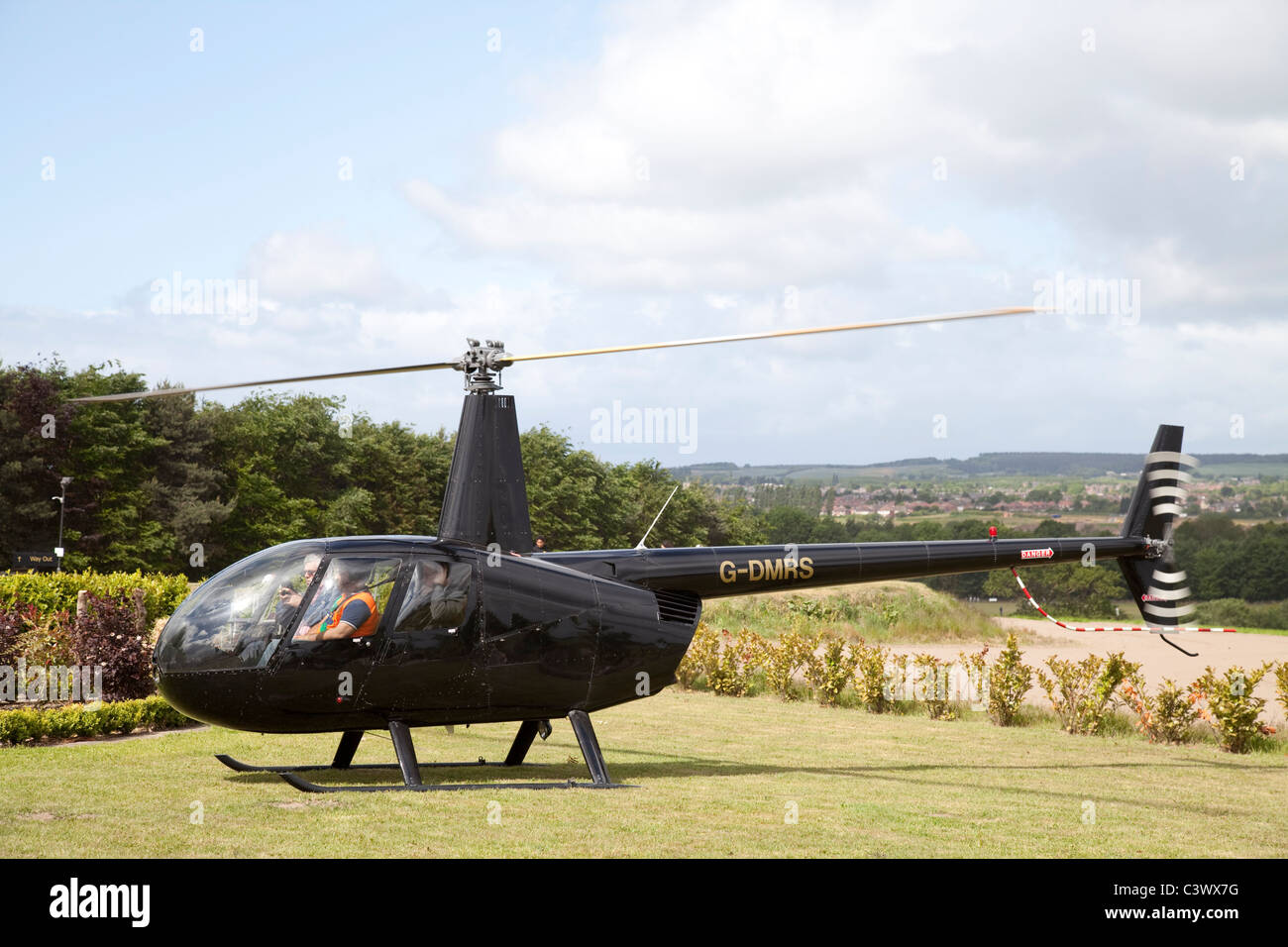 Un hélicoptère à un salon de l'automobile de luxe offrant des tours de passagers pour recueillir des fonds pour des organismes de bienfaisance England UK Banque D'Images