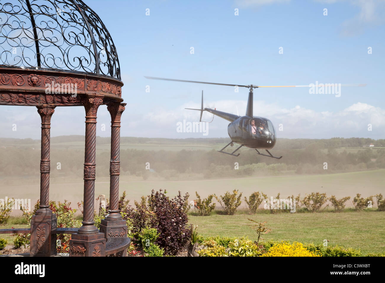 Un hélicoptère à un salon de l'automobile de luxe offrant des tours de passagers pour recueillir des fonds pour des organismes de bienfaisance England UK Banque D'Images