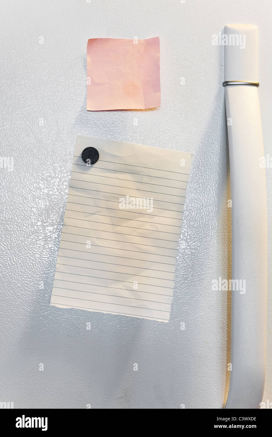 Porte du congélateur et notes close up Banque D'Images