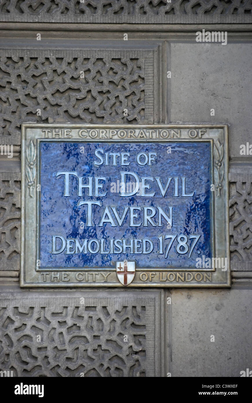 Blue plaque marquant l'emplacement de la taverne du diable, Fleet Street, Londres, Angleterre, utilisée par pepys et johnson au 17ème siècle Banque D'Images