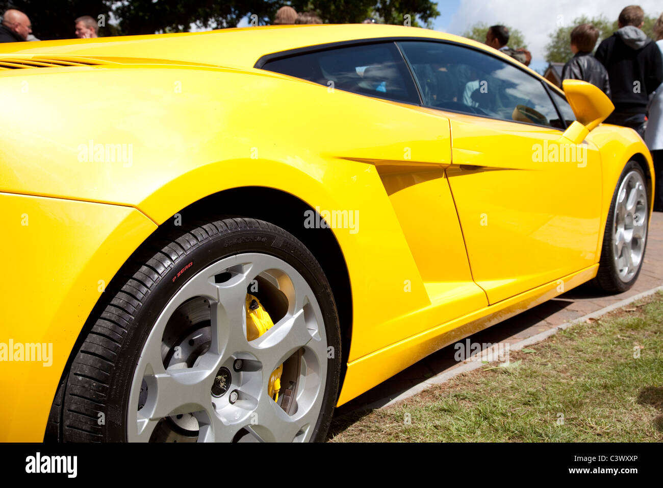 L'arrière et de côté d'une voiture de sport Lamborghini jaune England UK Banque D'Images