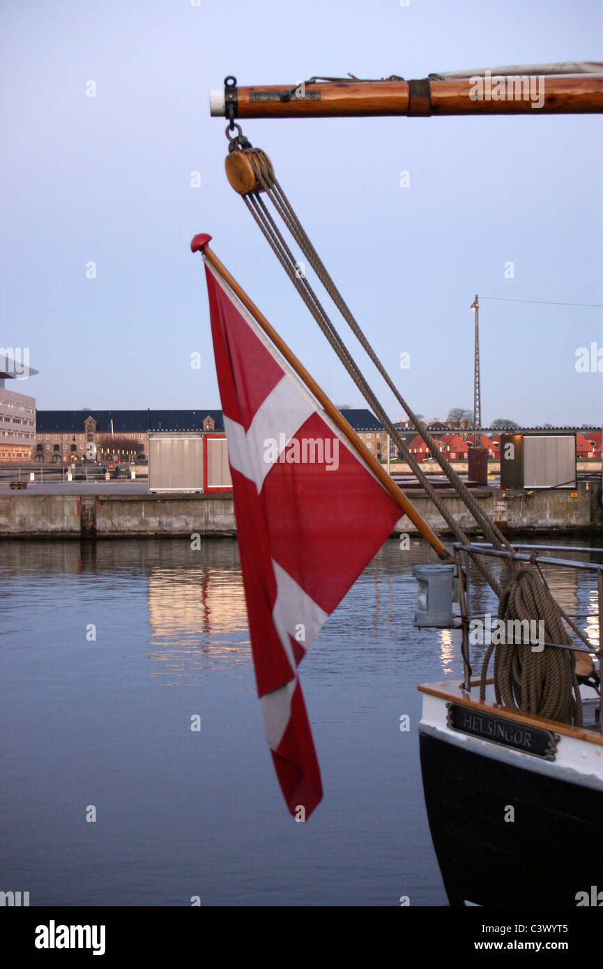 Drapeau danois sur l'arrière du yacht 'Helsingor' dans le port de Copenhague, Danemark Banque D'Images