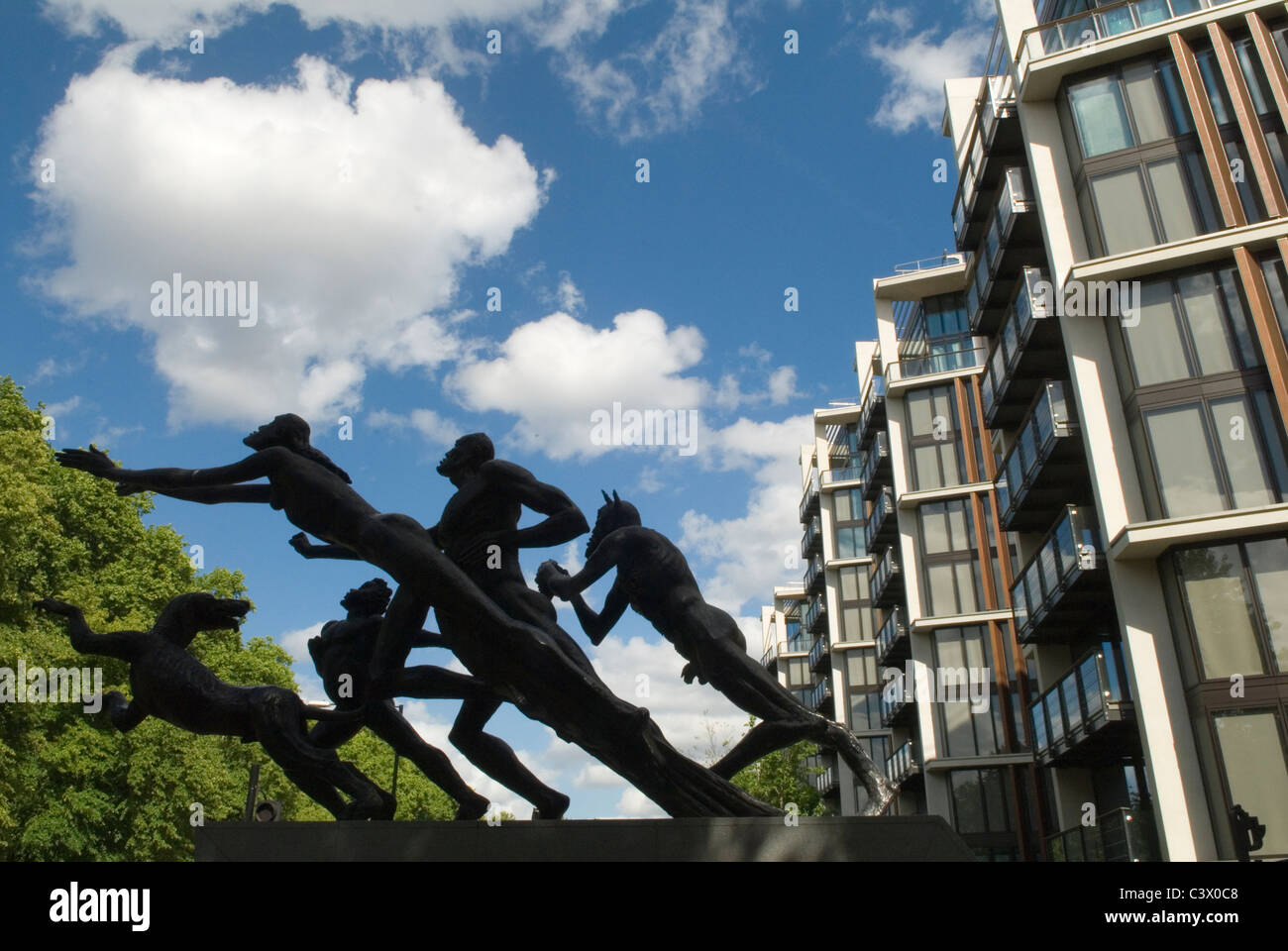One Hyde Park, Knightsbridge Londres. Sculpture de Sir Jacob Epstein, intitulée 'The Rush of Green' des années 2011 2010 UK HOMER SYKES Banque D'Images
