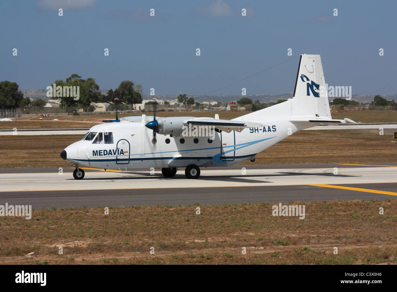 Medavia CASA C-212 Aviocar petit utilitaire pour la circulation au sol des aéronefs départ de Malte Banque D'Images