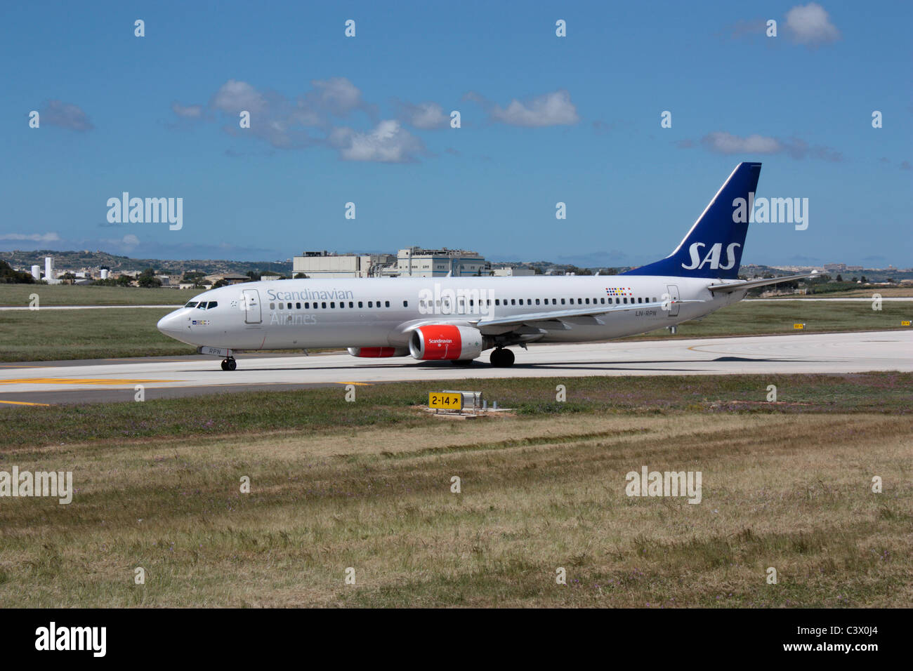 SAS Scandinavian Airlines Boeing 737-800 roulement au départ de Malte Banque D'Images
