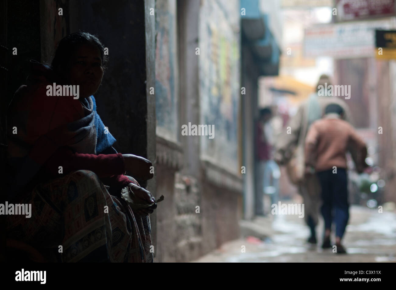 Femme dans les ruelles de Varanasi, Banque D'Images