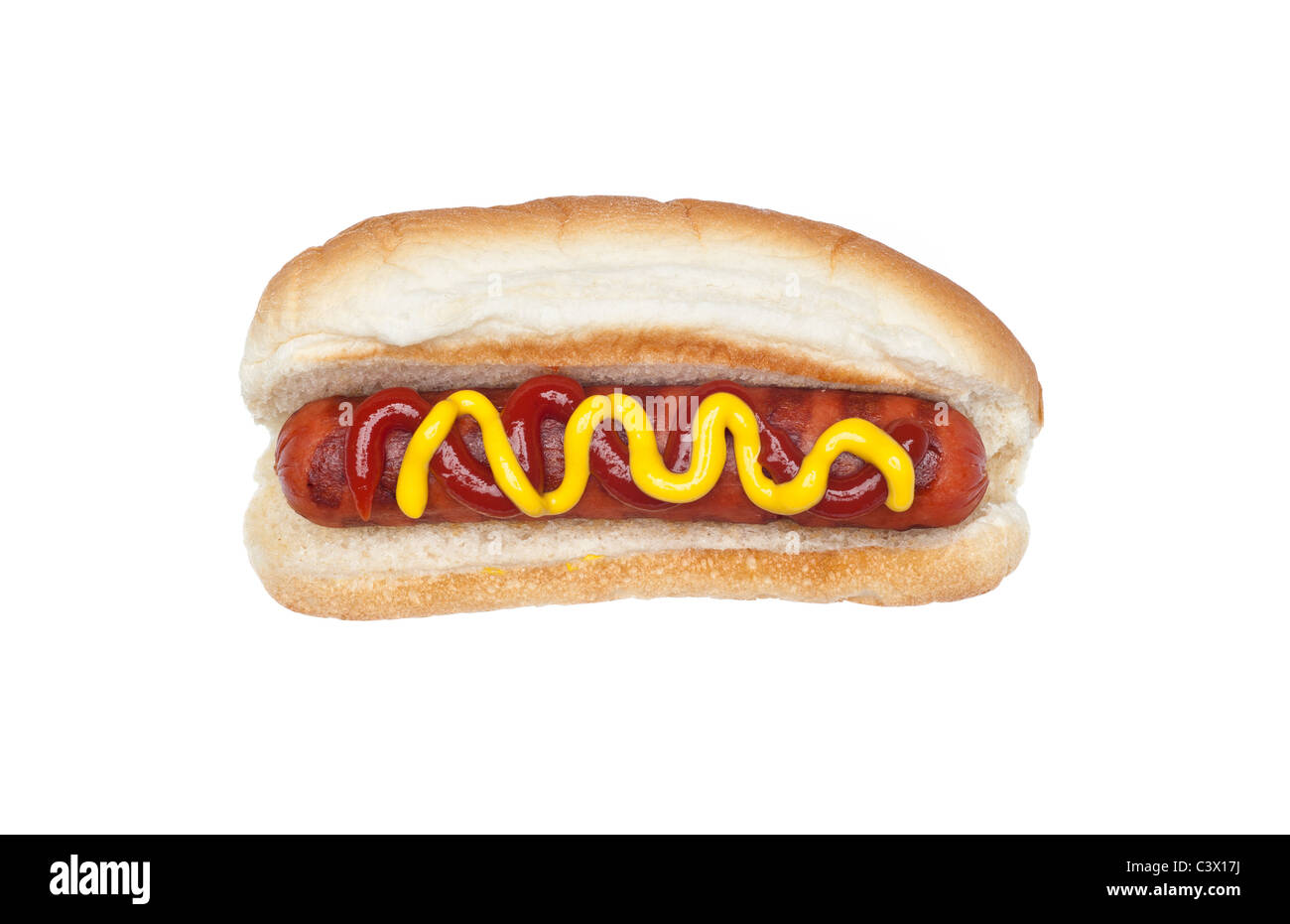 Un hot-dog fraichement grillés sur un petit pain avec un flux de la moutarde et du ketchup isolé sur blanc. Banque D'Images