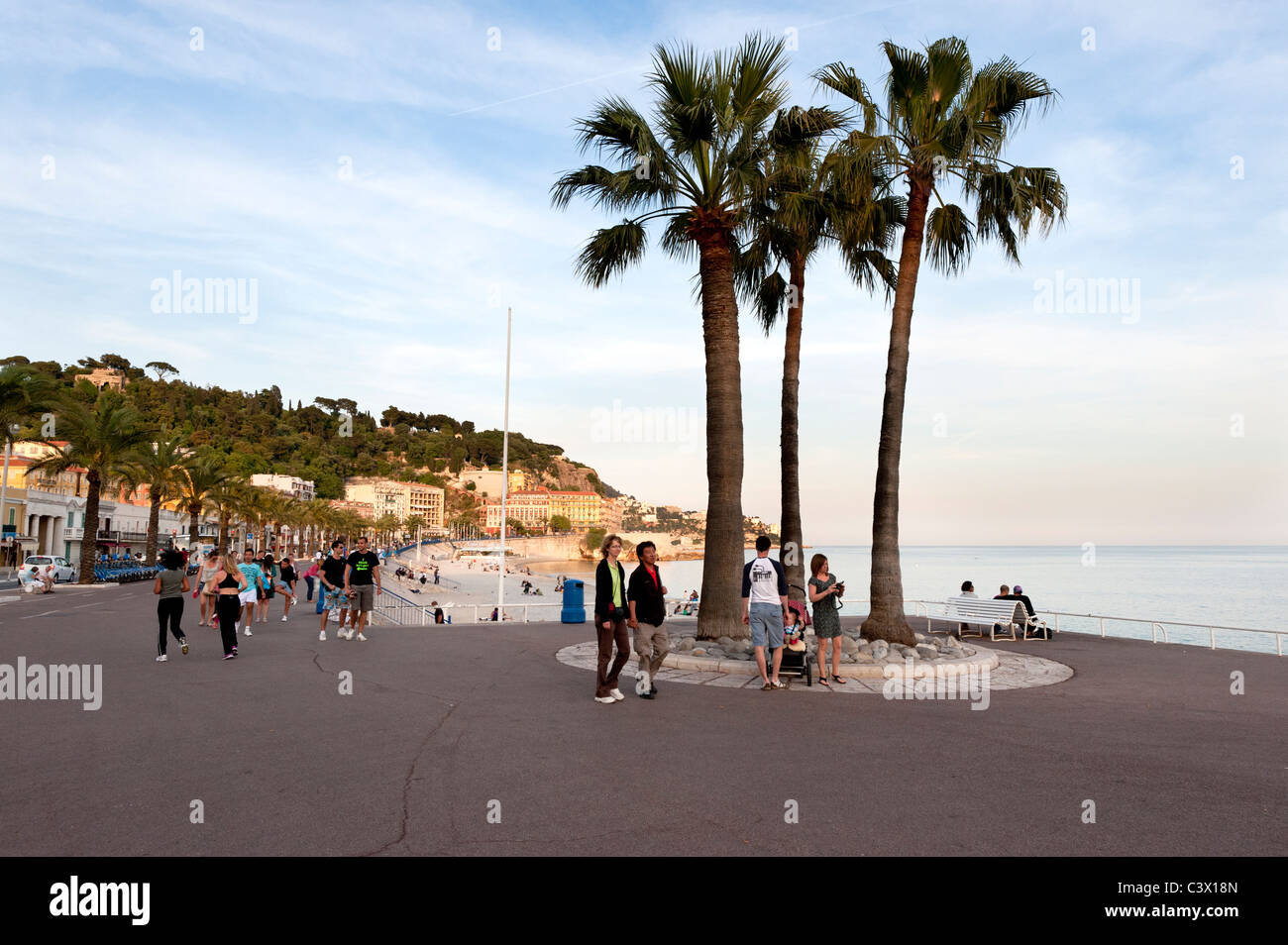 Au début de l'été soirée sur la Promenade des Anglais à Nice sur la Côte d'azur Banque D'Images