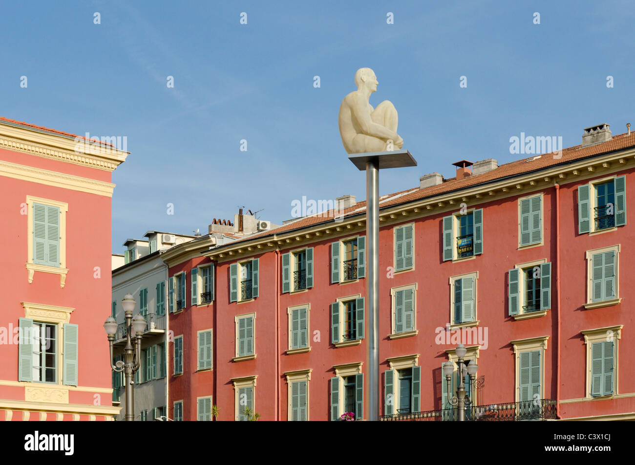 L'un des sept sculptures sur de hauts piliers de la Place Masséna dans le centre de Nice sur la Côte d'azur. Banque D'Images