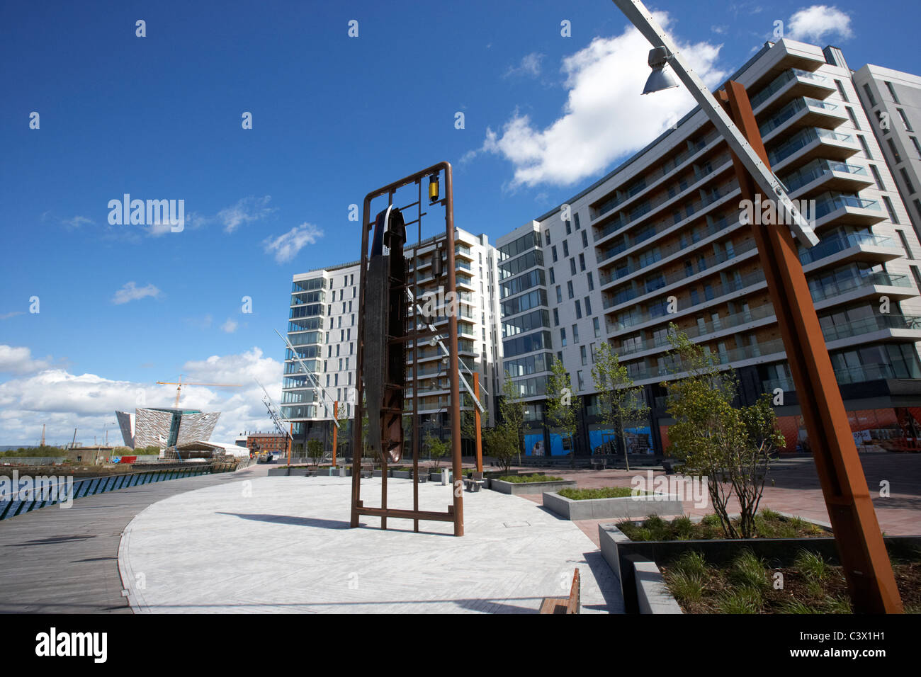 L'arc apartments et grand modèle titanic titanic quarter kit sculpture de l'île de l'Irlande du Nord Belfast Queens uk. Banque D'Images