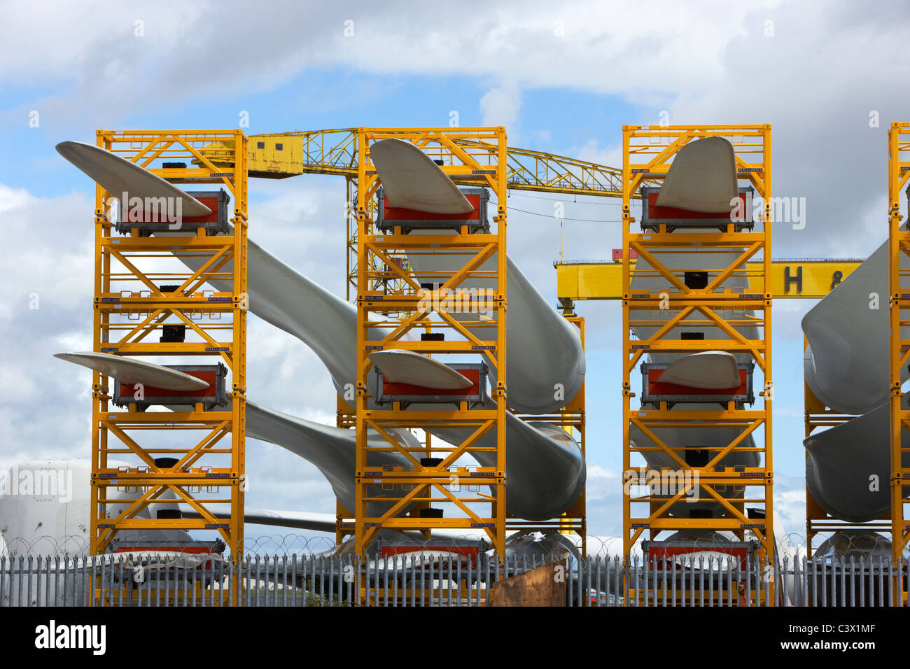 Lames pour la construction des éoliennes au chantier naval Harland and Wolff à Belfast en Irlande du Nord Banque D'Images