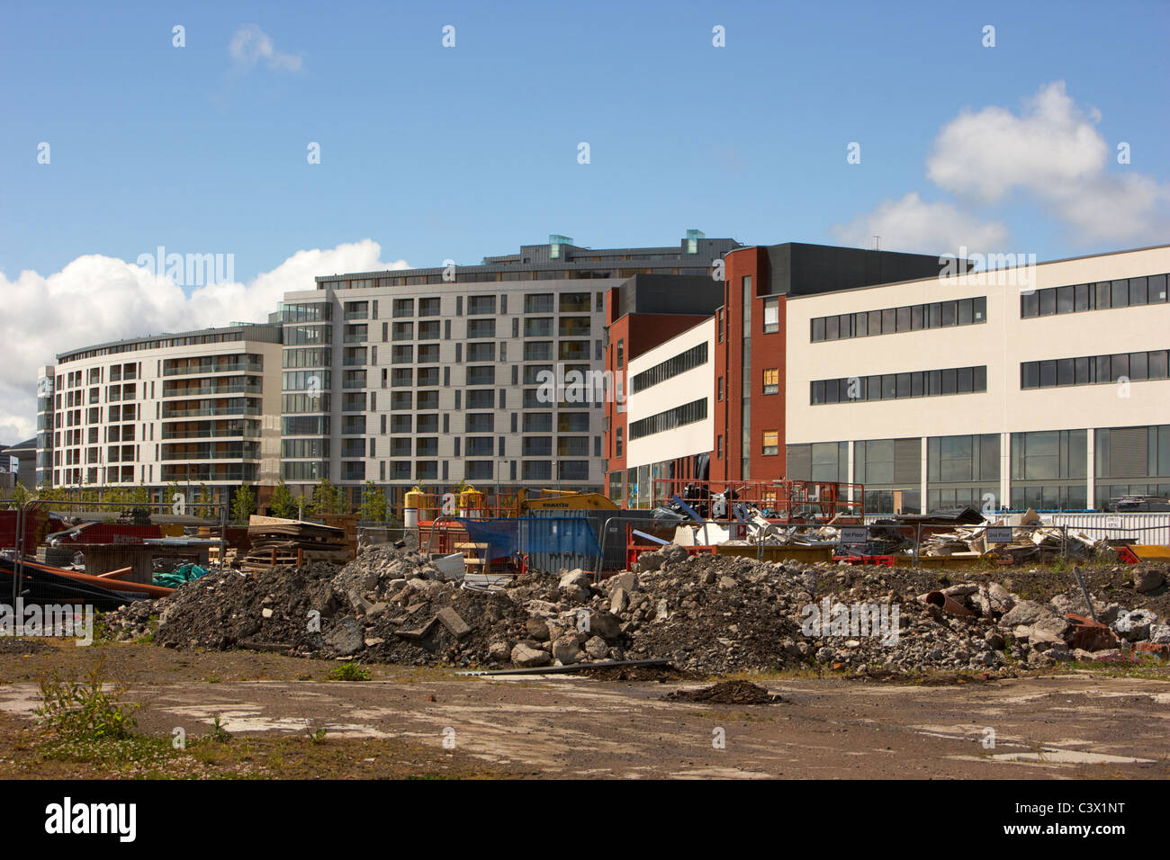 Poursuite de la construction de bureaux et appartements college de Belfast titanic quarter queens island irlande du nord uk Banque D'Images