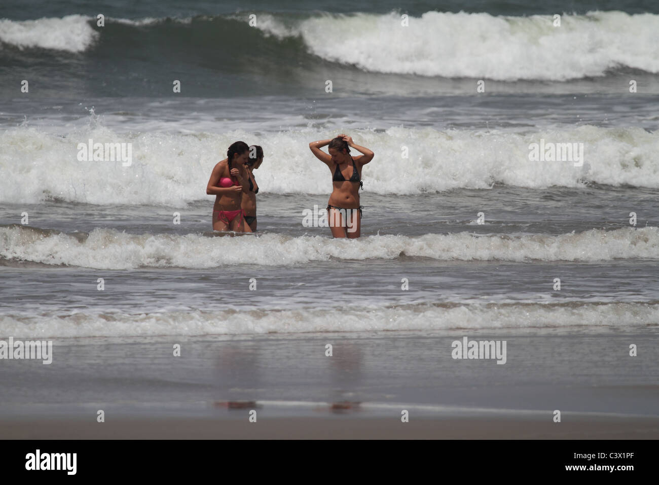 3 femmes en surf Banque D'Images