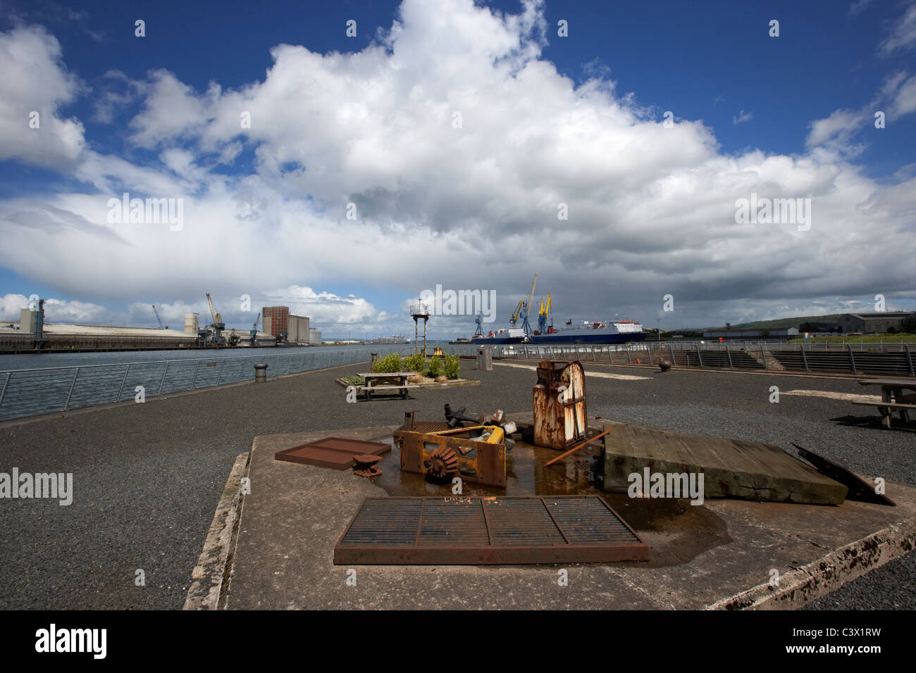 Thompsons graving dock et le lac de Belfast où le Titanic a été construit le Titanic Quarter queens island belfast irlande du nord uk Banque D'Images