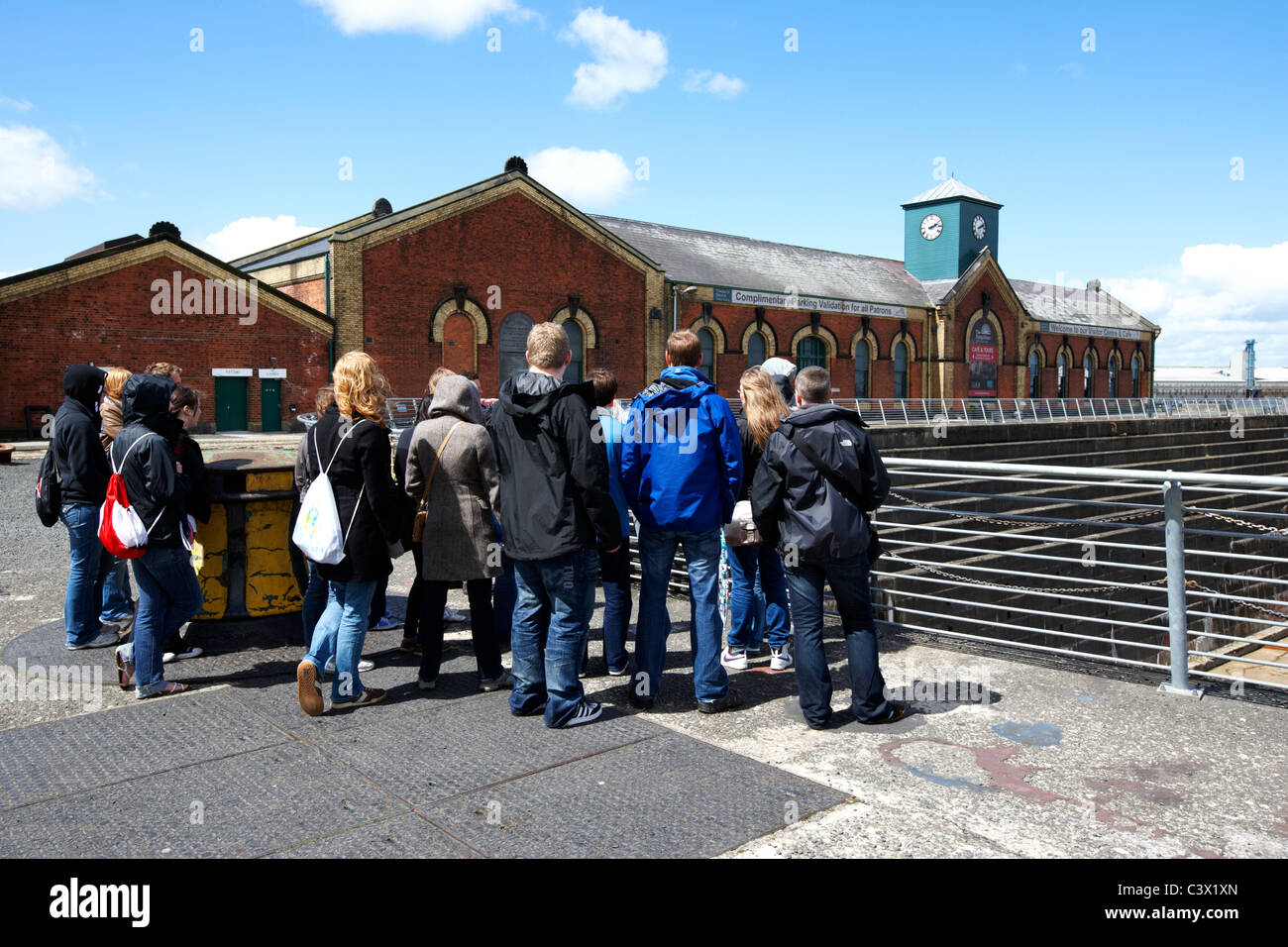 Visite guidée groupe de touristes à thompsons station de pompage de la cale sèche et trimestre titanic belfast irlande du nord de l'île de queens uk Banque D'Images