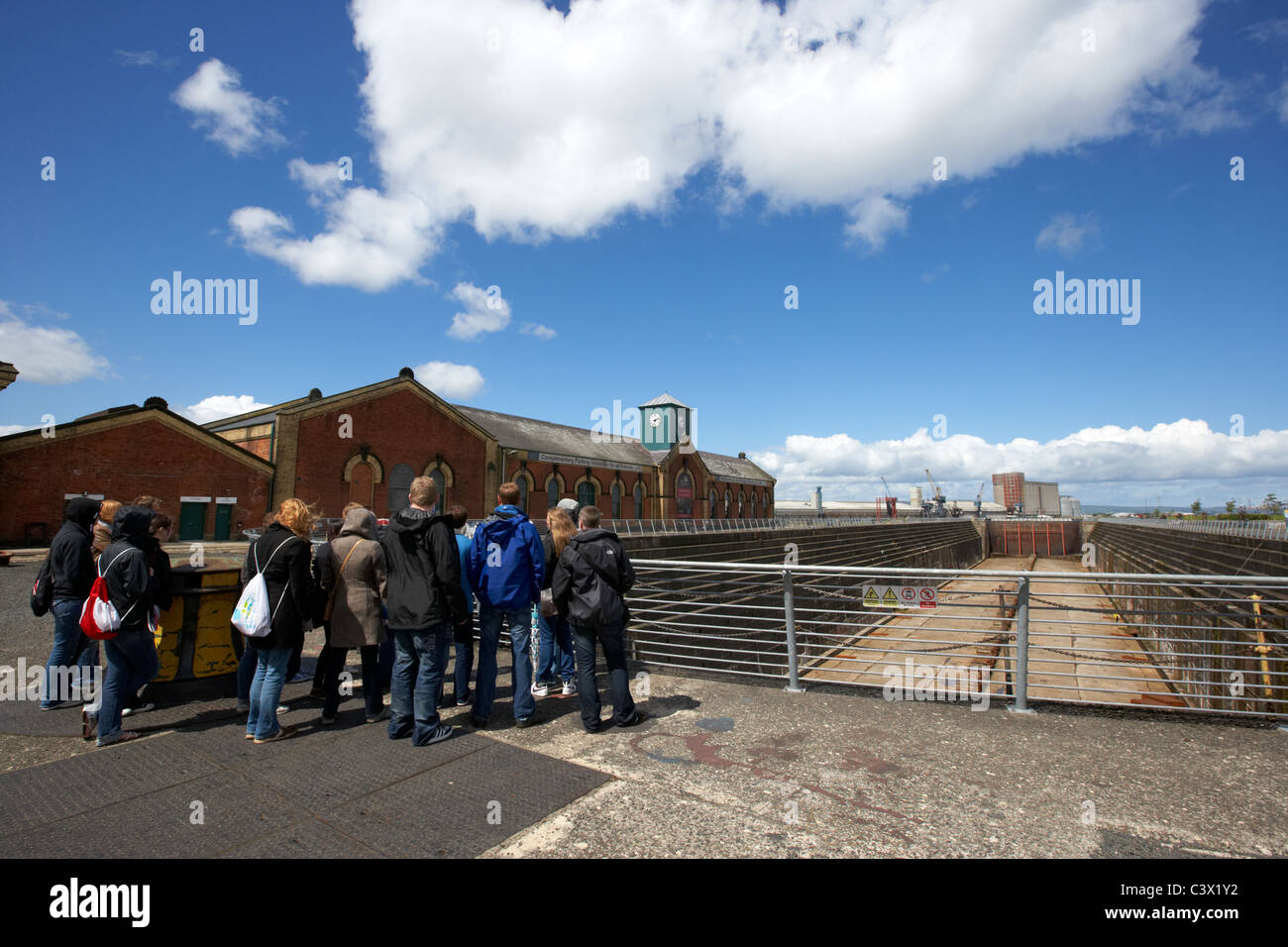 Visite guidée groupe de touristes à thompsons station de pompage de la cale sèche et trimestre titanic belfast irlande du nord de l'île de queens uk Banque D'Images